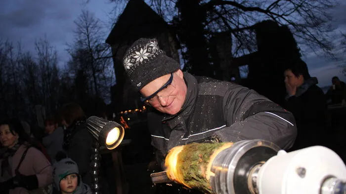 Hoch über Ligist im Schatten der mittelalterlichen Burgruine organisierten die Mitglieder des FC Ligist wieder einen Adventmarkt unter dem Motto „Zauber der Weihnacht“.