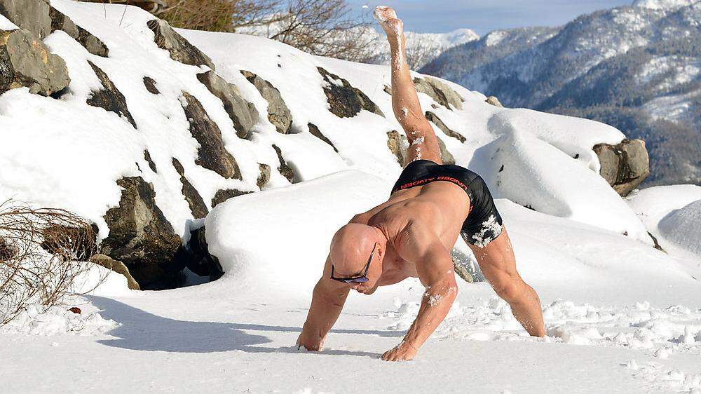Leichtbekleidet führt Herbert Pichler das Training im Schnee durch 