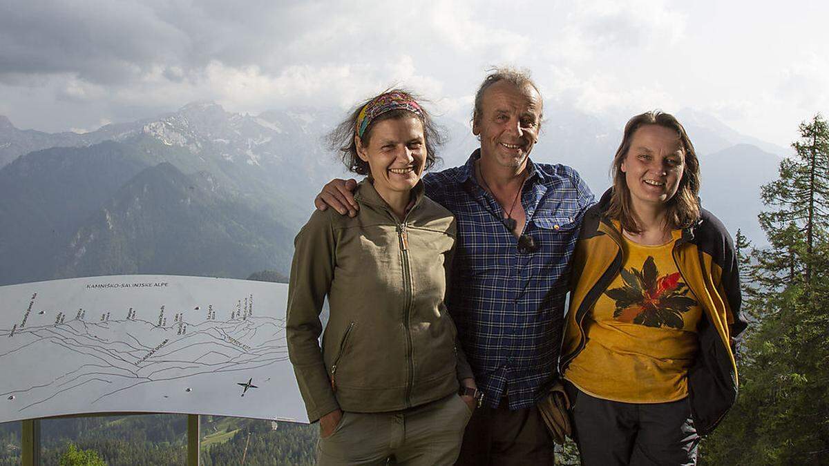 Von links: Vida Matk, Zdravko Haderlap und Marika Balode vor dem Logar-Tal