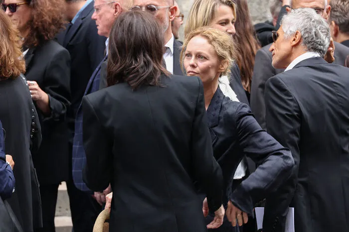 Vanessa Paradis kam ebenfalls zum Begräbnis ihrer verstorbenen Schauspielkollegin.