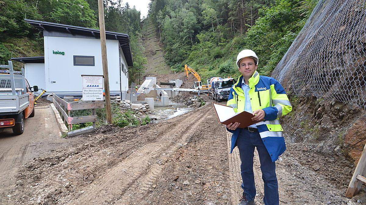 Projektleiter Peter Macher vor dem Kraftwerk