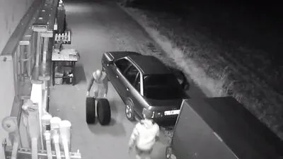 Die Reifendiebe bei der "Arbeit"