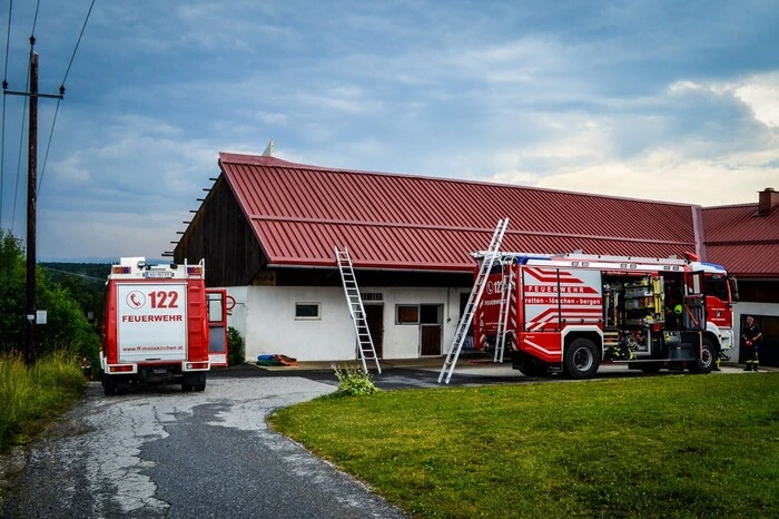 Zeitgleich wurden auch auf die Straßen gestürzte Strommasten und Bäume von der Feuerwehr entfernt.