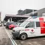 Ein Rettungswagen vor dem Klinikum.