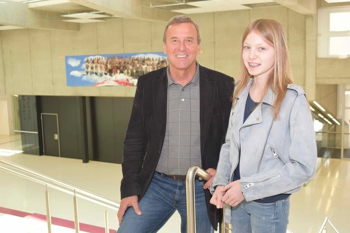 Theresa Scheitz ist die erste, die in das Stipendium-Projekt der Universität Ottawa, das Roland Pirker unterstützt, aufgenommen wurde. Am Bild: Der Direktor ihrer Schule, des BRG St. Veit, Rudolf Elpelt.
