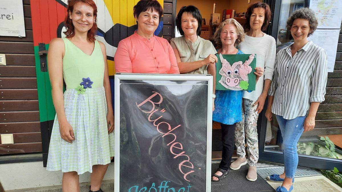 Viktoria Pirchheim, Bürgermeisterin Gerlinde Schneider, Ilse Poßnitz, Rosa Weingartmann, Christine Gsöll und Zuzana Kunova beteiligen sich bei &quot;Literatur am Weg&quot;