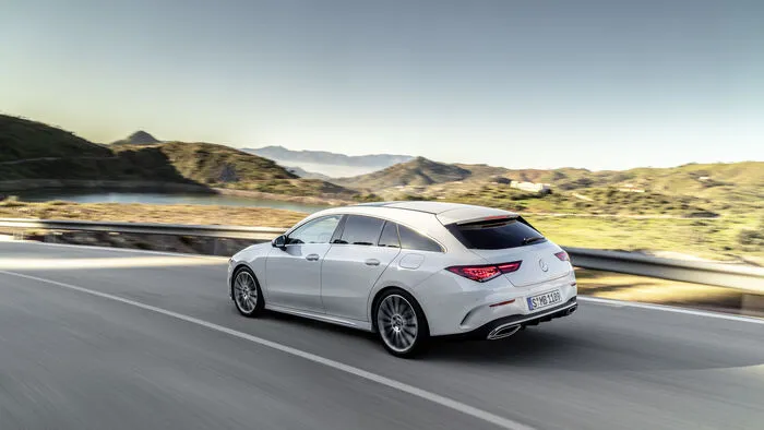 In der Familie der A-Klasse wuselt es schon ganz schön, aber ein Ende ist beim Nachwuchs noch lange nicht in Sicht. Jetzt streckt sich erst einmal der CLA als Shooting Brake seinem Marktstart entgegen.