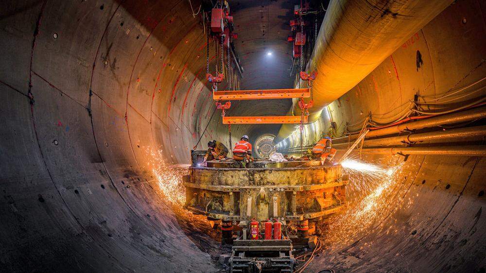 Die riesigen Maschinen werden im Tunnel zerlegt und nach oben gehievt
