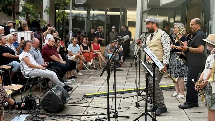 Es gibt in Österreich viele Big Band Workshops, aber kaum Angebote für kleine Combos wie Gipsy- und Swing-Ensembles oder Dixielandbands. In der Marktgemeinde Ilz wird im Rahmen des Dixie- und Swingfestivals trotz Absage diese Lücke seit 2023 erfolgreich geschlossen. Auch heuer vermittelte dieser internationale Workshop von 8. bis 10. August an der Musikschule Ilz speziell Amateuren, angehenden Profis, Musikern anderer Stilrichtungen wie Klassik oder Blasmusik traditionellen Jazz im kleinen Ensemble auf „spielerische“ Weise. 