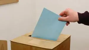 © Ernst WEINGARTNER, 3730 Eggenburg,  Dr. Eduard Kranner Straße 23,  Raiba Kt. 31.211, BLZ 32123 Tel u. Fax 02984 / 20095, Handy 0676 / 4007540, wahlurne, urne, urnen, wahlurnen, wahlkuvert, wahlstimme, wahlstimmen, wählerstimme, waehlerstimme, wahlrecht, wahlkarte, wahlkarten, wahlpflicht, wahlgeheimnis, wahlabstimmung, wahlberechtigung, wahlergebnis, wahlergebnisse, stimmabgabe, stimmenabgabe, kuvert, briefwahl, symbolbild, symbolbilder, symbol, symbolfoto, symbolfotos, partei, parteien, parteienlandschaft, parteienlandschaften, spö, spoe, sozialdemokraten, sozialdemokratische, rot, rote, övp, oevp, volkspartei, schwarz, schwarze, grüne, gruene, grün, gruen, fpö, fpoe, blau, blaue, bzö, bzoe, bundespolitik, nationalrat, gesetzgebung, koalition, koalitionen, koalieren, koalitionsbildung, koalitionspartner, koalitionsverhandlung, koalitionsverhandlungen, politik, politische, politischer, regierung, regierungen, regierungsperiode, regierungsvereinbarung, regierungsvereinbarungen, regierungspartner, regierungsverhandlung, regierungsverhandlungen, regierungsbildung, regierungsbildungen, nationalratswahl, nationalratswahlen, gemeinderatswahl, gemeinderatswahlen, bundespräsidentenwahl, bundespraesidentenwahl, bundespräsidentenwahlen, bundespraesidentenwahlen, landtagswahl, landtagswahlen, kammerwahl, kammerwahlen, wirtschaftskammerwahl, wirtschaftskammerwahlen, wahl, wahlen, wählen, waehlen, neuwahl, neuwahlen, abstimmung, abstimmen, urnengang, urnengänge, urnengaenge, wahlgang, wahlgänge, wahlgaenge, wahlkampf, wahlkampagne, legislaturperiode, wähler, waehler, nichtwähler, nichtwaehler, wahlbeteiligung, wahlberechtigt, wahlberechtigte, wahlkosten, wahlausgaben, wahlfinanzierung, wahlkampfbudget, steuergeld, steuergelder, parteienfinanzierung, parteifinanzierung, teurer, sparsamer, finanzierung, finanzierungen, wahlkampfförderung, wahlkampffoederung, wahlkampfförderungen, wahlkampffoerderungen, österreichische, oesterreichische, österreichischer, oesterreichischer, öster,sujet