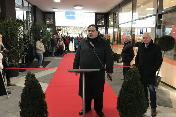 Eröffnet wurde der Saillerhof mit seiner Einkaufspassage von Alexander Schmidt (Moderin Living GmbH.) und Bürgermeister Helmut Leitenberger.