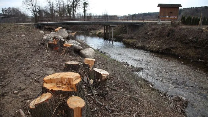 Die in die Jahre gekommene Annahof-Brücke in Schönegg wird abgerissen. Für einen Dammbau wurde der Uferbereich abgeholzt
