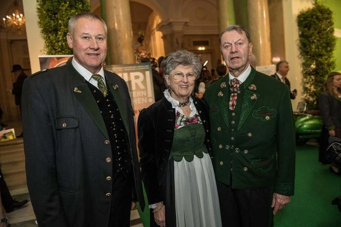 Karl Lackner mit Franz und Marion Harnoncourt-Unverzagt - der Grawe-Ehrenpräsident wurde für seinen Einsatz als Protektor des Vereins der Steirer, die Funktion übte er neun Jahre lang aus, geehrt