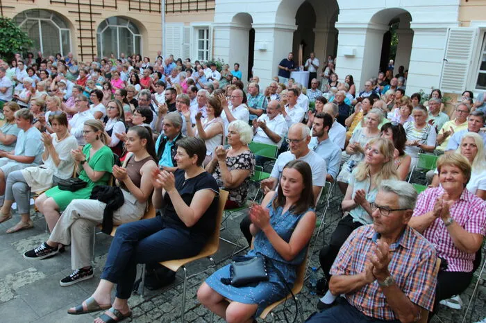 Der Schlosshof war bis auf den letzten Platz gefüllt.
