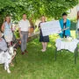 Scheckübergabe: Tiertherapeutin Karin Höfler-Wagner mit Tier und Bewohnerin, Bezirksstellenleiterin Martina Springer, St. Veits Bürgermeister Martin Kulmer, dm Gebietsmanagerin Sandra Salzmann,Wilma Warmuth, Bezirkshauptfrau Claudia Egger, Helmut Wachernig,  Vizepräsident Lions Cub