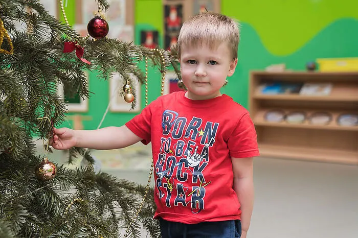 Wie schaut denn das Christkind aus?Sebastian (2): Wie eine Prinzessin. Mit schwarzen, kurzen Haaren. Es hat ein Kleid an, darunter aber eine Hose. Und es ist so groß wie mein Bruder. Der ist neun Monate alt, also ziemlich klein.