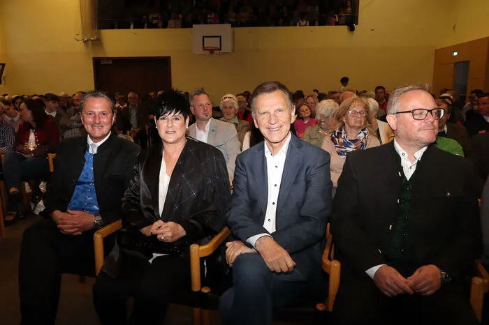 Gesehen wurden: Bürgermeister Heimo Rinösl (am Foto) mit Gattin, Anna Maria Höfferer (Obfrau Trachtenfrauen Himmelberg), Melanie Schnitzer (Obfrau Volksliedchor), Helmut und Matthias „Mottl“ Maier, Hans und Andrea Slivsek (SPAR-Unternehmer), Graf Alberich und Desiree Lodron und Helmut Altmann (Postenkommandant Pattergassen).
