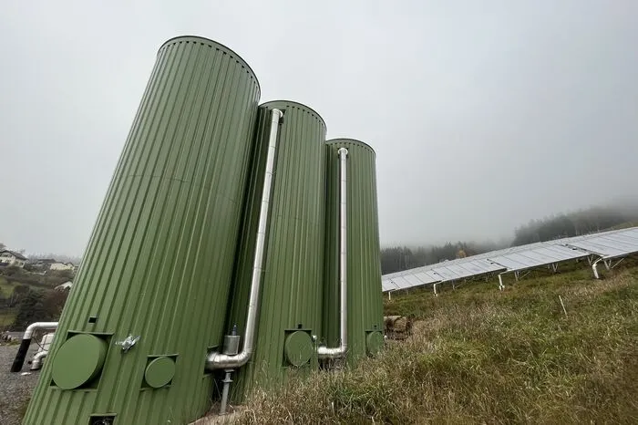 Das gewonnene Warmwasser kann auch bis zu einer Menge von 180 Kubikmeter gespeichert und bei Bedarf verwendet werden.