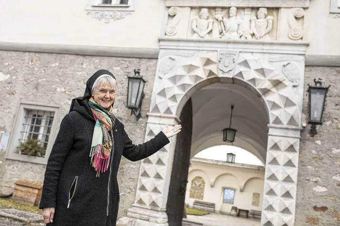 Schwester Pallotti Findenig vor dem Eingang zum Kloster Wernberg.
