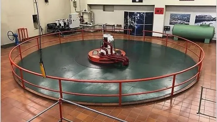 Unter dieser Abdeckung befindet sich der Maschinenraum und darunter dann die Turbine