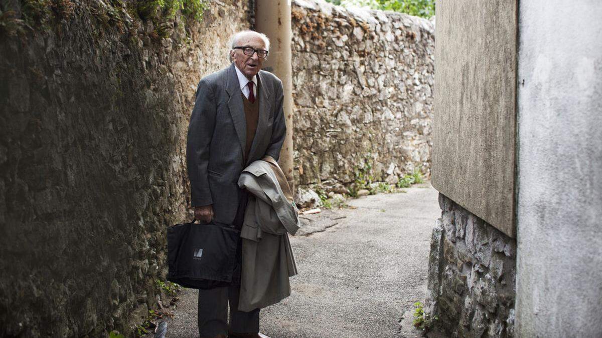 Boris Pahor in einer Gasse von Prosecco/Prosek, einem Dorf vor den Toren von Triest