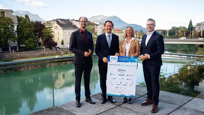 Begrüßen die Fachwelt in Villach: Werner Schustereder, Ewald Wiltsche (Infineon Fertigung), 
Alina Absmeier (Produktionsleitung) und Infineon-Finanzvorstand Jörg Eisenschmied