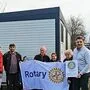 Rotary-Mitglieder bei der Übergabe eines Wohncontainers im kroatischen Erdbebengebiet