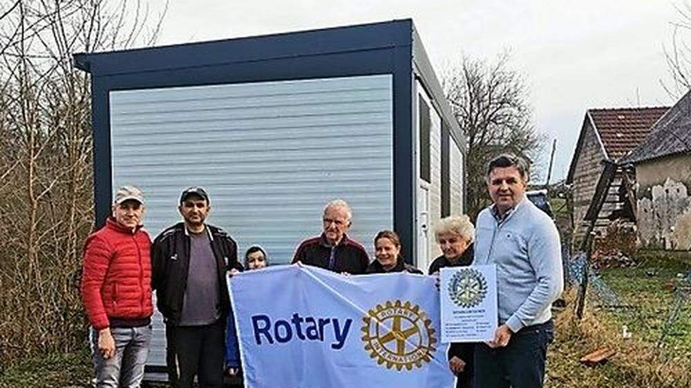 Rotary-Mitglieder bei der Übergabe eines Wohncontainers im kroatischen Erdbebengebiet