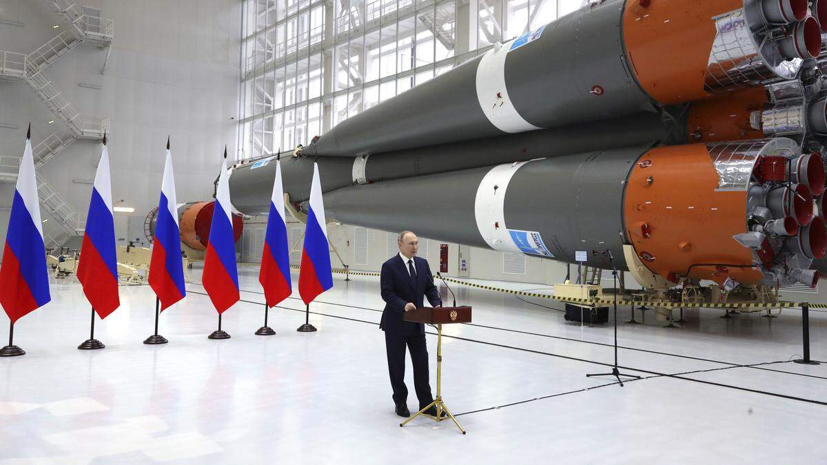 Kriegsherr Wladimir Putin bei einer Rede im Kosmodrom Wostotschny im April 2022