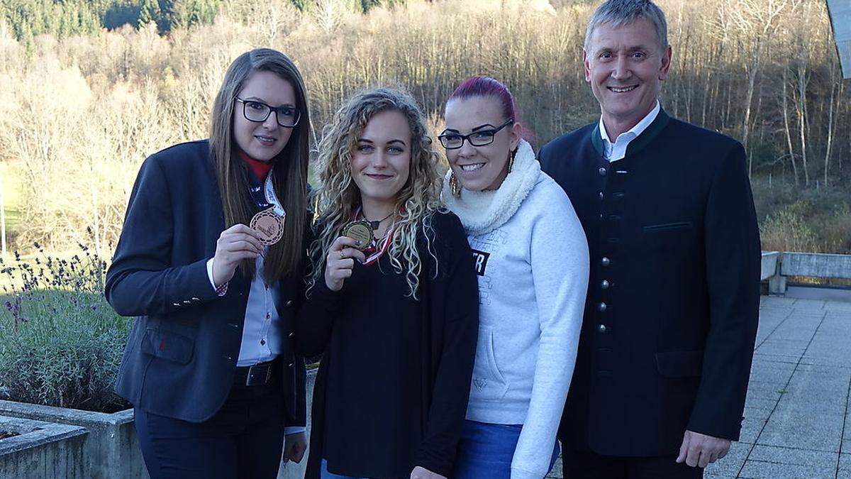 Sarah Ruckenstuhl, Michaela Duzic und Nadine Bausch mit Direktor Georg Schober (von links)