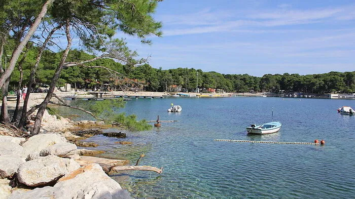 Die Čikat Bucht lädt nicht nur zum Schwimmen ein, auch Taucher kommen hier auf ihre Kosten (Tauchschule vor Ort). Außerdem gibt es entlang der Bucht gute Fischrestaurants.