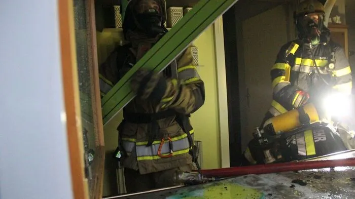 Die Feuerwehrmänner mussten die Küche teilweise ausbauen, um zum Brandherd zu kommen.