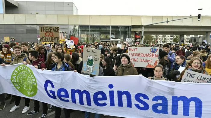 Bei der größten Demo in Wien trafen die Aktivisten einander um 12 Uhr bei der U2-Station Krieau, gegenüber der OMV-Zentrale. Erneut erschienen tausende vor allem junge Menschen.  