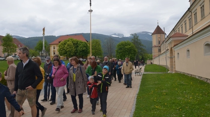 Ein Experiment startete der Verein Seckau Kultur nach einer Idee von Margret und Thomas Held am Sonntag mit der ersten „Kunst- und Kulturwanderung“ quer durch den Ort.