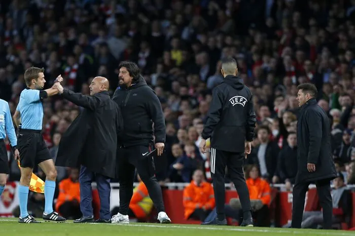 Nur drei Minuten später brannten bei Atletico-Trainer Diego Simeone die Sicherungen durch.