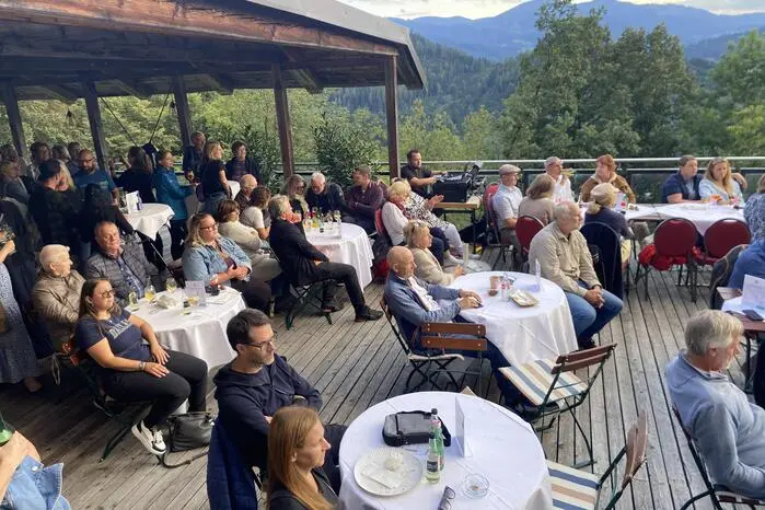 Es strömten zahlreiche Konzertgäste – darunter auch Familien mit Kindern – auf die Burgterrasse.