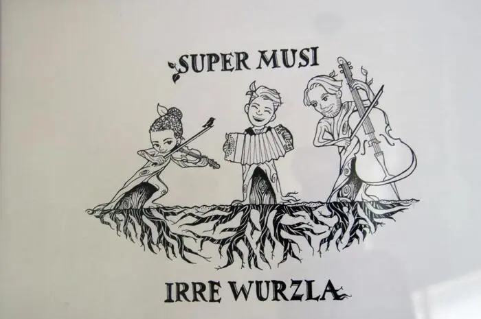 Im Rahmen des Konzertes wurden auch einige Grafiken gezeigt, welcher der Köflacher Künstler Nicolaus Trnka-Strasnitzky von und über die „Irrwurzla“ angefertigt hat. 