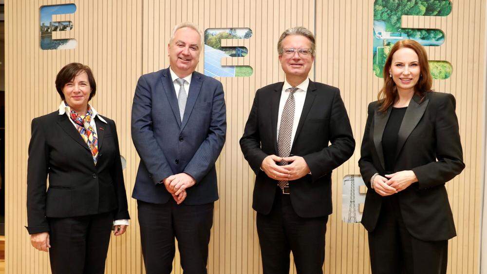 LH Christopher Drexler mit dem neuen AR-Präsidenten Karl Rose, seiner Stellvertreterin Claudia von den Linden (li.) und Michaela Huber 