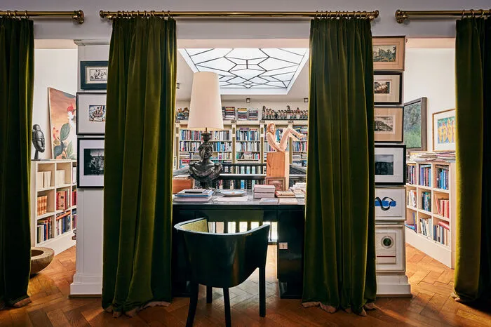 Die Galerie im Obergeschoss beherbergt eine Bibliothek.Angrenzend daran finden sich drei Schlafzimmer mit Bädern en Suite sowie ein Ankleidezimmer.