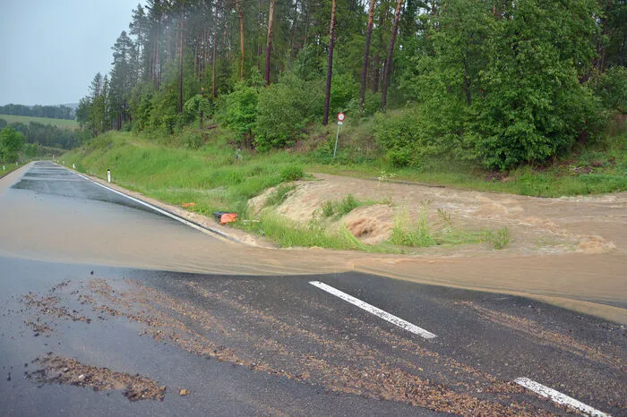 Auf der Westautobahn (A1) wurden im Gemeindegebiet von Schollach, Bezirk Melk, alle Fahrstreifen überflutet, teilte die niederösterreichische Polizei mit.