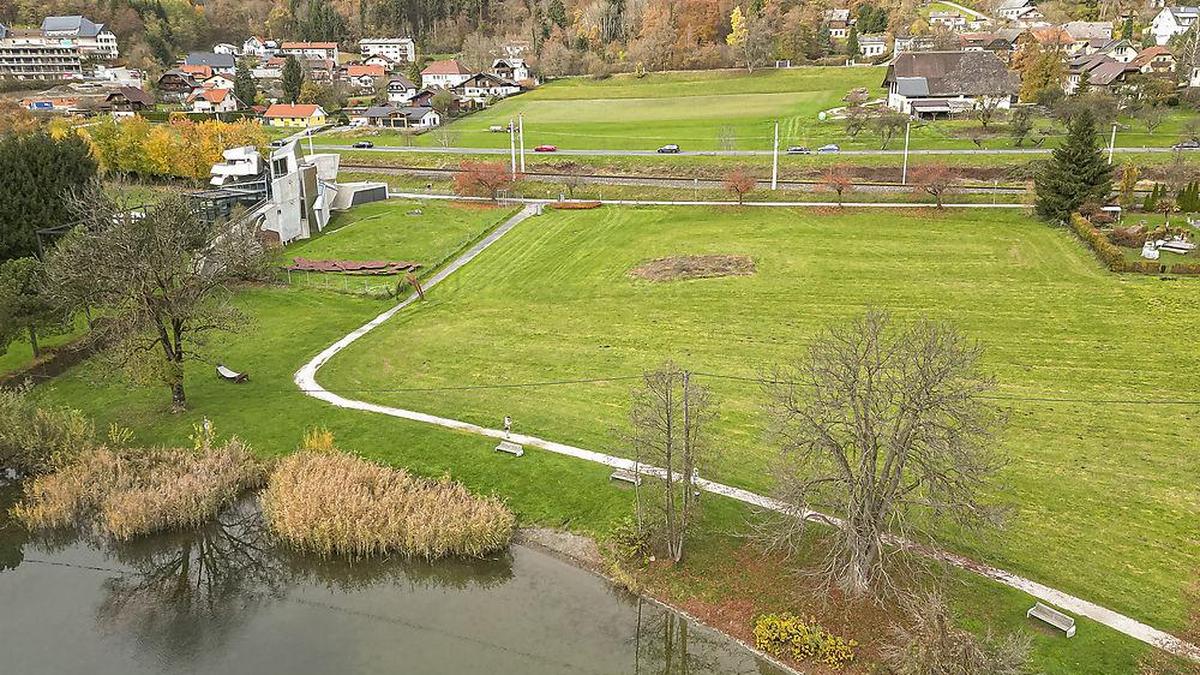 Auf der freien Wiese neben dem Steinhaus sollen Hotel und Badehaus entstehen