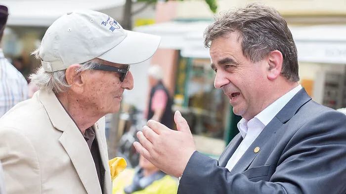 Meinhard Pargger (rechts) will die Lienzer überzeugen, dass er für das Bürgermeisteramt in Lienz geeignet ist