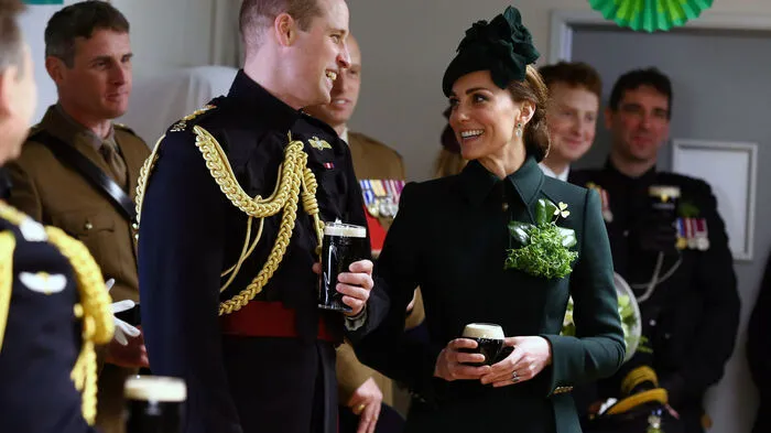 Mit Paraden und zahlreichen Aktionen haben Iren und Freunde der irischen Kultur an diesem Wochenende weltweit den Nationalheiligen Patrick gefeiert. Auch die britischen Royals sahen grün.