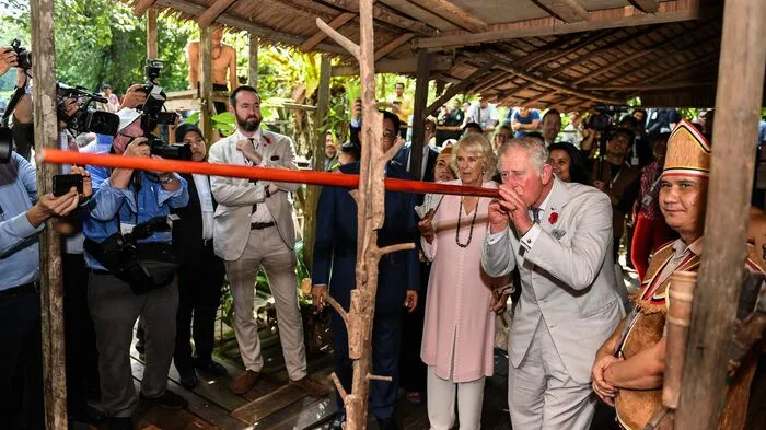 Mit einem kräftigen Stoß in ein Blasrohr hat Prinz Charles am Montag die traditionelle Kriegsführung auf der Insel Borneo kennengelernt.