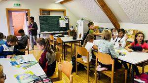 Hier werden die dritte und vierte Klasse der Musikvolksschule St. Georgen am Kreischberg unterrichtet - im Sitzungssaal der örtlichen Feuerwehr