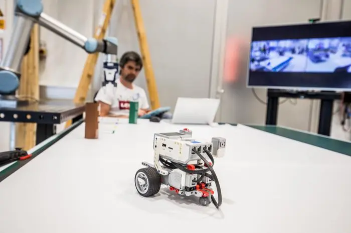 Gemeinsam mit Kolleginnen und Kollegen aus Estland, die über Live-Stream verbunden sind, werden mobile Roboter programmiert