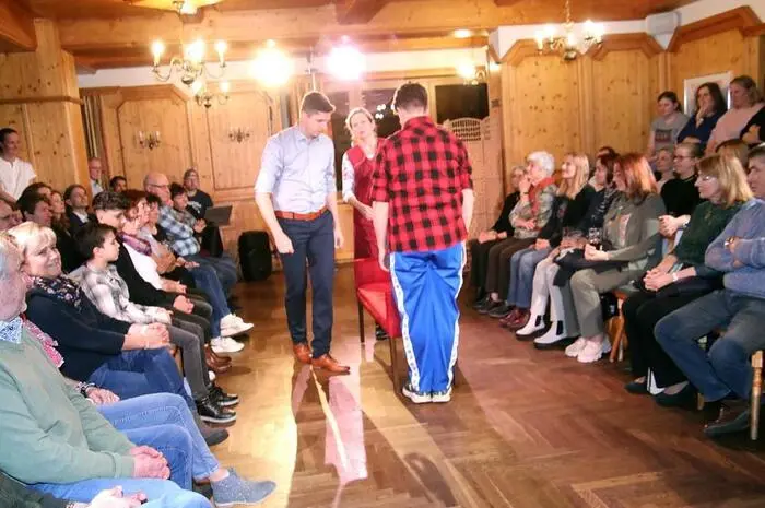 Kartenreservierungen werden unter „reservierung.gaststubentheater.at“ entgegengenommen.  