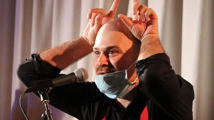 Alessio Lega (mit Gesichtsmaske), Sänger und Autor von 6 CDs, Gewinner der Tenco Medaille. Gilt heute als der konsequenteste Vertreter des sozialen Lieds zwischen Cantautore und neuer Volksmusik.  