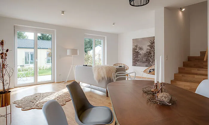 Die großen Fenster sorgen für lichtdurchflutete, helle Räume 