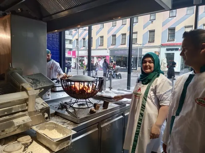 Hauchdünne Dürümfladen werden auf eine Art bedeckelte Feuerschale geworfen